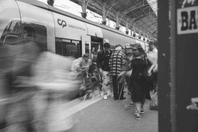 Czarno-biała scena z pasażerami na dworcu kolejowym w Lizbonie Czarno-biała scena z pasażerami na dworcu kolejowym w Lizbonie