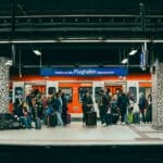 Pasażerowie czekają na peronie dworca kolejowego przy lotnisku we Frankfurcie