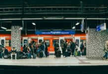Pociągiem na lotnisko: czy to się opłaca i jak nie spóźnić się na samolot Pasażerowie czekają na peronie dworca kolejowego przy lotnisku we Frankfurcie