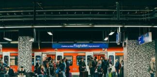 Pociągiem na lotnisko: czy to się opłaca i jak nie spóźnić się na samolot Pasażerowie czekają na peronie dworca kolejowego przy lotnisku we Frankfurcie