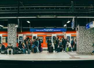 Pociągiem na lotnisko: czy to się opłaca i jak nie spóźnić się na samolot Pasażerowie czekają na peronie dworca kolejowego przy lotnisku we Frankfurcie
