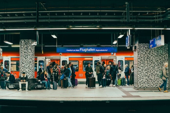 Pasażerowie czekają na peronie dworca kolejowego przy lotnisku we Frankfurcie Pasażerowie czekają na peronie dworca kolejowego przy lotnisku we Frankfurcie