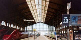 Najciekawsze dworce kolejowe świata: architektura, historia i wyjątkowa atmosfera Wnętrze dworca Gare du Nord w Paryżu z pociągami TGV pod szklanym dachem