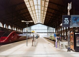 Wnętrze dworca Gare du Nord w Paryżu z pociągami TGV pod szklanym dachem