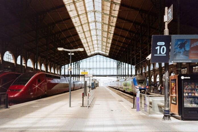 Wnętrze dworca Gare du Nord w Paryżu z pociągami TGV pod szklanym dachem