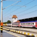 Kolorowy pociąg na stacji w Balıkesir w Turcji