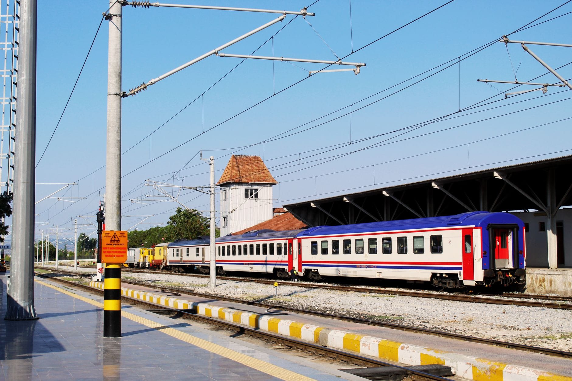 Kolorowy pociąg na stacji w Balıkesir w Turcji