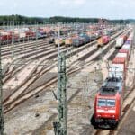 Pociągi towarowe na rozległym terminalu kolejowym w Hamburgu