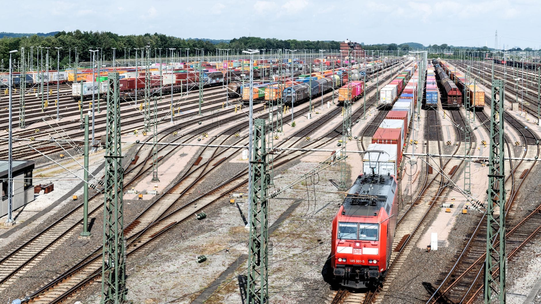 Pociągi towarowe na rozległym terminalu kolejowym w Hamburgu