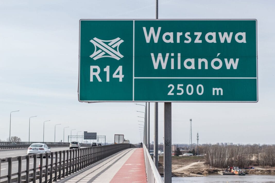 Drogowskaz na moście R14 w Warszawie Drogowskaz na moście R14 w Warszawie