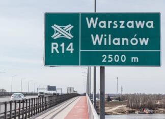 Linia kolejowa E65 w Polsce: przebieg, modernizacja i prędkości na trasie Warszawa – Gdynia Drogowskaz na moście R14 w Warszawie