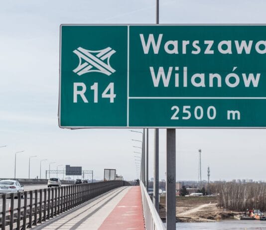 Linia kolejowa E65 w Polsce: przebieg, modernizacja i prędkości na trasie Warszawa – Gdynia Drogowskaz na moście R14 w Warszawie