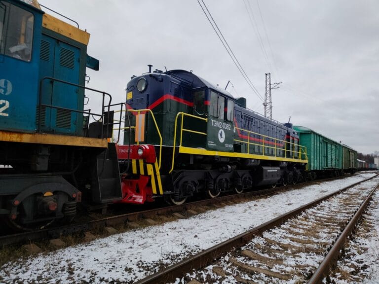 Ślad węglowy transportu ładunków: pociąg elektryczny, spalinowy, ciągnik siodłowy czy barka?