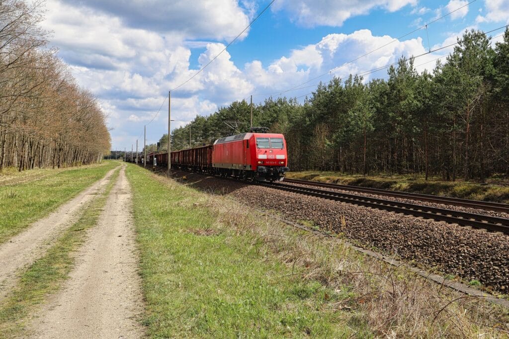 Ślad węglowy transportu ładunków: pociąg elektryczny, spalinowy, ciągnik siodłowy czy barka?